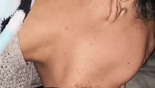 Boğazımda çok sert ve zonklayan bir yarak emiyor