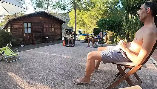 Harika bir sakso çekmek için kız arkadaşıma ve en iyi arkadaşına yarağımı gösteriyorum