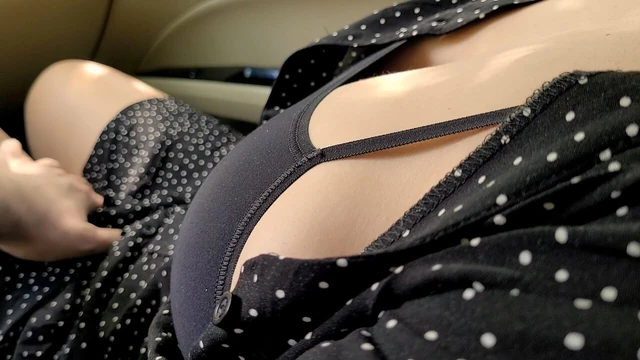 Я снял незнакомца и позволил ему дотронуться до моих больших сисек в машине, прежде чем он трахнул меня