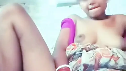 Azgın karımın amını büyük şişeyle sikiyor ve kremliyor ve amını sulıyor