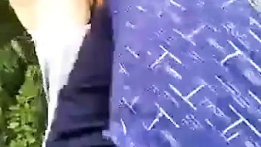 Bir kokain kullanan iki adam - açık havada