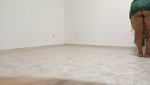 Tombul komşu yeni dairede temizlik yapıyor (bölüm 2)