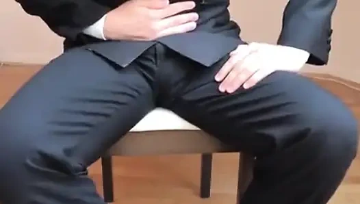 Siyah takım elbiseli mastürbasyon