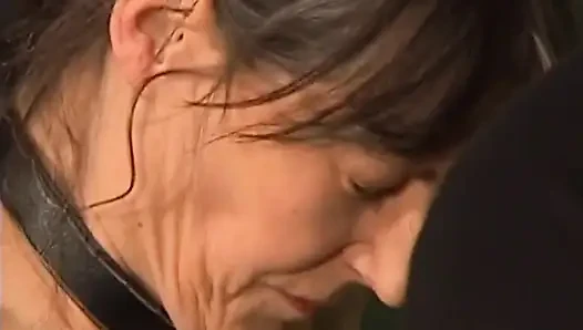 Olgun esmer orta yaşlı seksi kadın ağırlıklı meme ucu kıskaçlarıyla bağlı