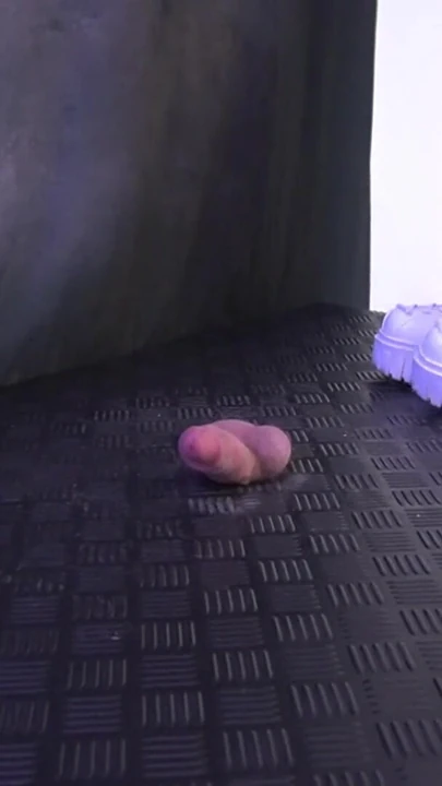 İki çift savaş çizmesiyle yarağını ve taşaklarının dayanıklılığını test ediyor - yarak topları eziliyor, ayakkabıyla muamele, önyükleme, cbt | Klip 1