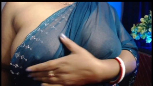 Seksi bayan kız sutyenini açıyor ve göğüslerini basıyor ve çıplak amcığını parmaklıyor.