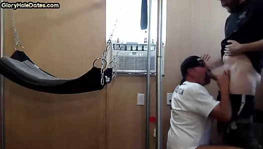 Delikten çıkan yaraklı adam göt deliğinde domalarak sikişiyor