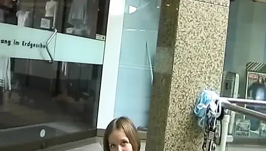 Harika Alman kızlar ateşli lezbiyen bikinili üçlü seksin tadını çıkarıyor