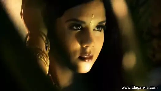 Güzel Hint kız arkadaş biraz utangaç