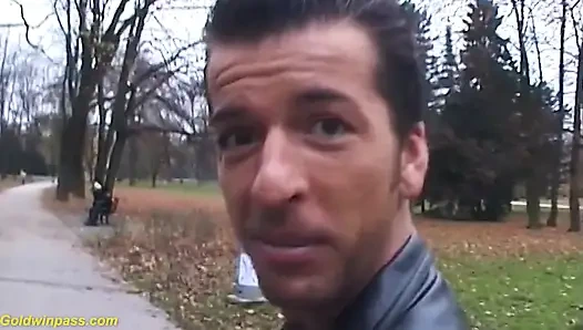 Büyük memeli kız ilk çifte penetrasyon için yakalandı