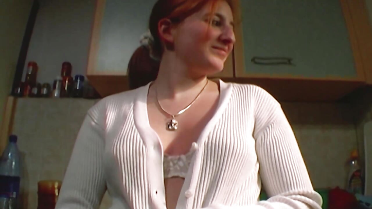 Redhead Alman genç yapma bir horoz boşalmak sert içinde the mutfak