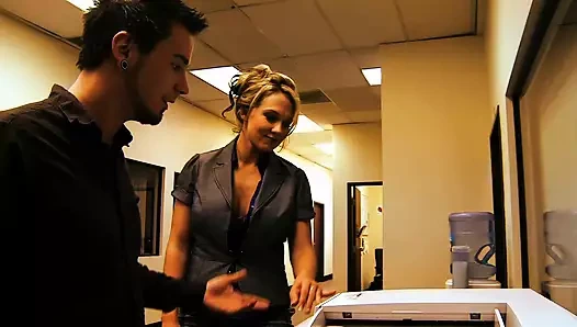 Nikki sexx masasının üzerine eğiliyor ve tıraşlı amını sert bir şekilde dolduruyor