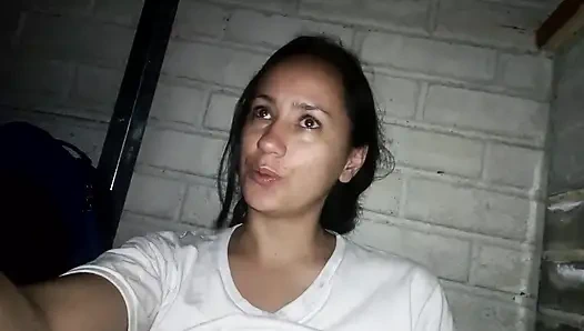 Komşularımın önünde evimin balkonunda mastürbasyon yapıyorum ve fışkırtıyorum