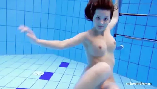 Busty esmer bebek zuzanna havuzda yüzme