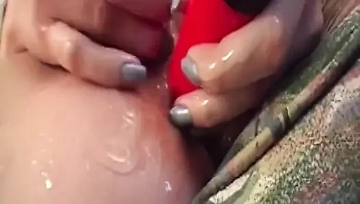 Esmer kadın sırılsıklam amını kırmızı dildoyla parmaklıyor