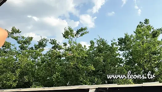 İnanılmaz ateşli ve güzel sıska üniversiteli kız açık havada parlayan güneşin altında kısa eteğinin altında ne olduğunu gösteriyor