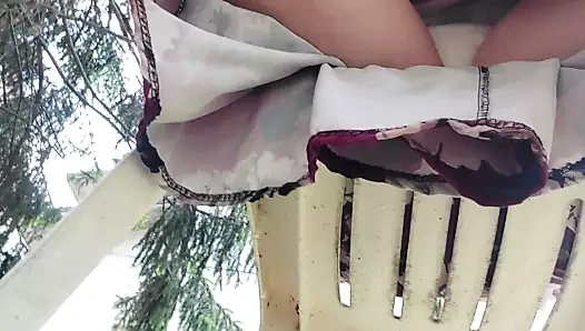 Büyük kirli bebek bezi bir kamu bahçesinde çiş ile dolu