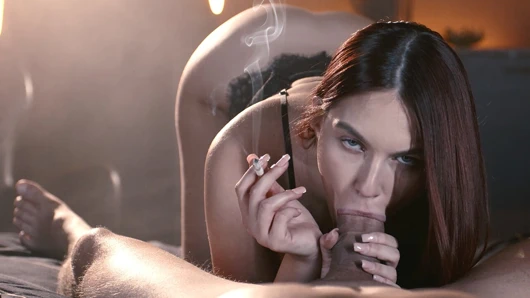 Ateşli genç leya desantis ateşli sigara içen sekste - yarak sigaranın içine boşalıyor