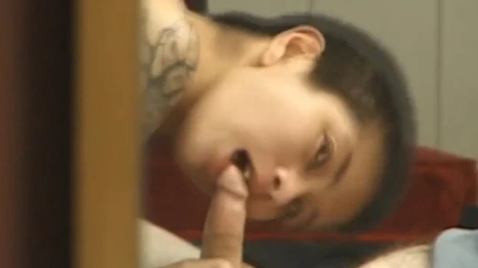 Pirsingli meme uçları sıska Asyalı küçük bir yarak için derin sakso