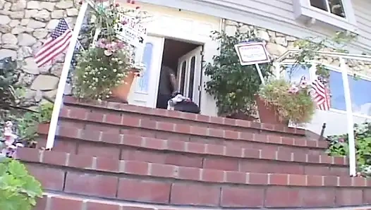 Muhteşem hatun sert anal sikişten sonra büyük bir yüze boşalma alıyor