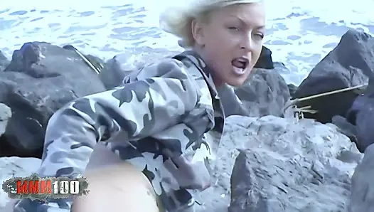 Delfynn delage: büyük memeli Fransız yıldızı delfynn delage plajda yapıyor