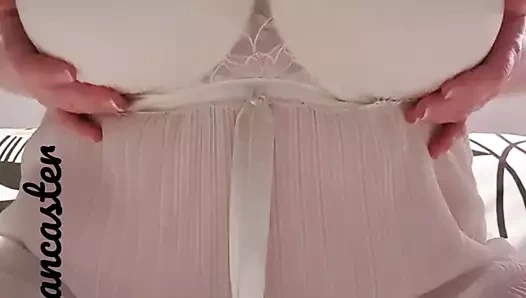 Kızıl saçlı benim doğal memelerimle oynuyor