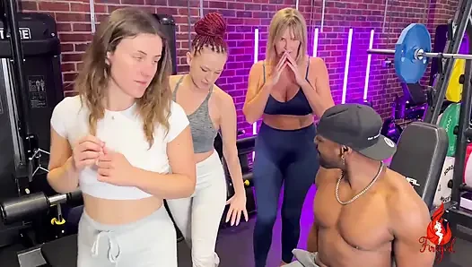 Orgie dans la salle de sport avec des amis échangistes