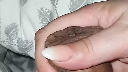 Üvey anne ilk kez yatakta üvey oğlunun sikini mastürbasyon yapıyor