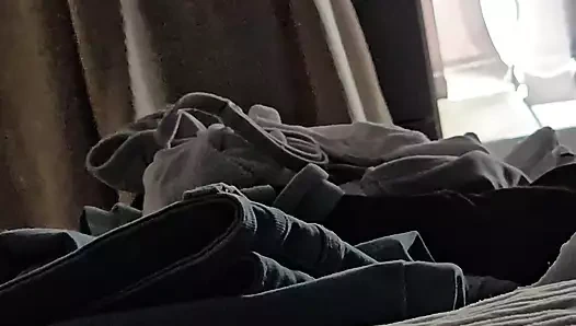 Üvey anne üvey oğlunun odasında çıplak yeni elbiseyi deniyor