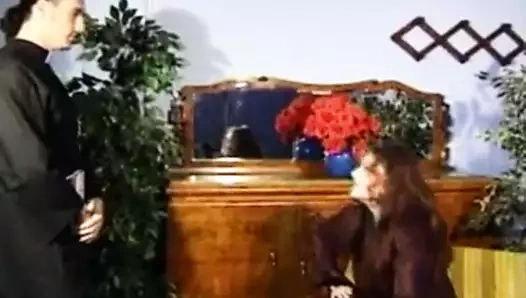 Kıllı İtalyan ayartmak bir rahip için sikme ona göt