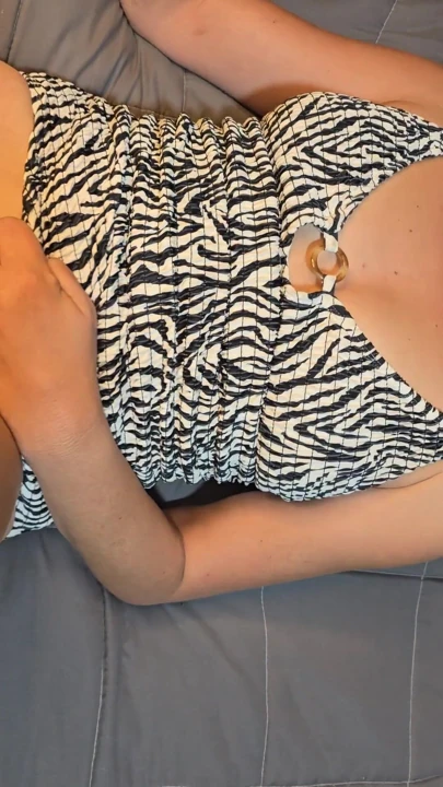 Ateşli sarışın orta yaşlı seksi kadın yalayan oyuncağı emerken orgazm oluyor harika orgazm | Klip 2