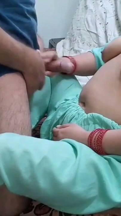 Hintli üvey anne üvey oğlunun cinsel ihtiyaçlarını karşılamasına yardımcı oluyor - üvey anne ve üvey oğul | Klip 2