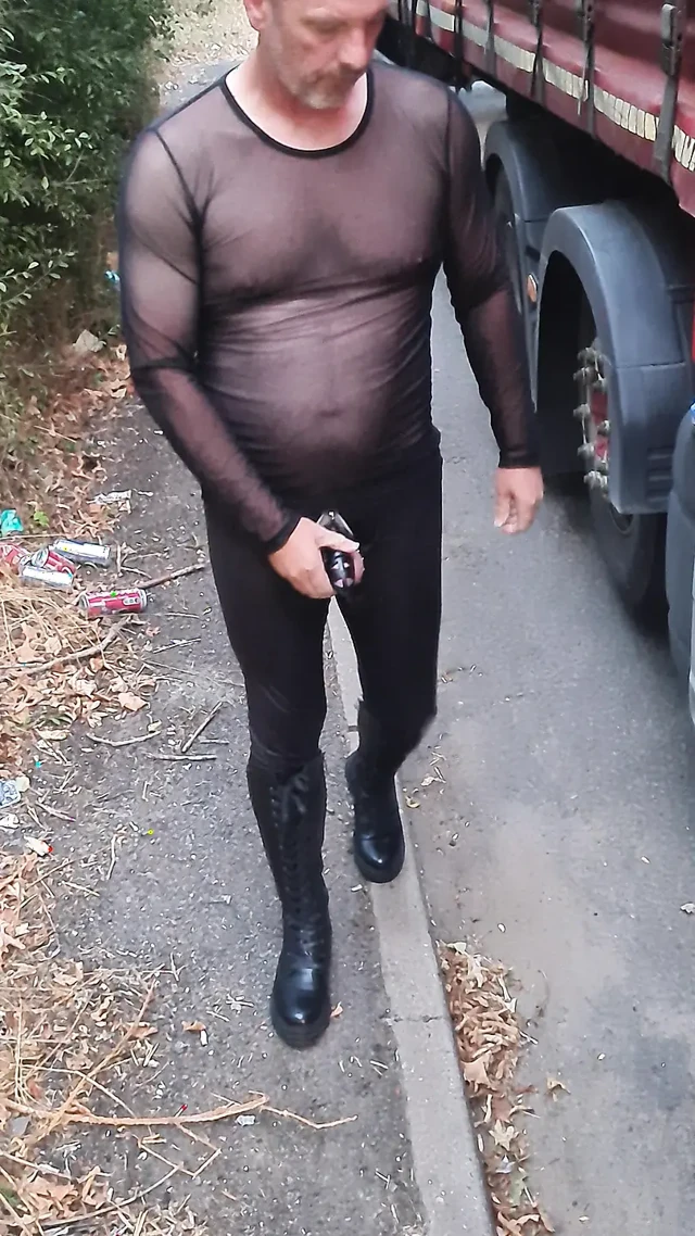 Yarak kilitli kadın kılıklı açık havada dildo emiyor