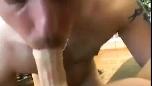 Asyalı sahibe kadın kılıklı sürtüğü sikiyor