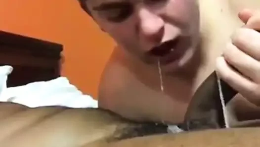 Beyaz çocuk büyük zenci yarağının üzerine boşalıyor