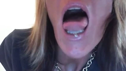 Dil piercing ile ağız gösterisi