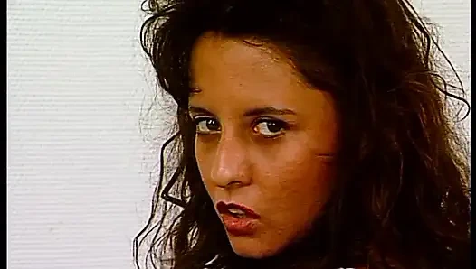 Oyuncu seçmelerinde esmer genç kız amına dildo sokuyor