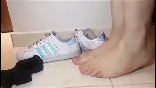 Fofi spor ayakkabılarını ve file çoraplarını çıkarıyor