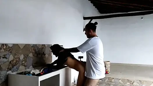 Hizmetçiyi yıkarken sikiyorum