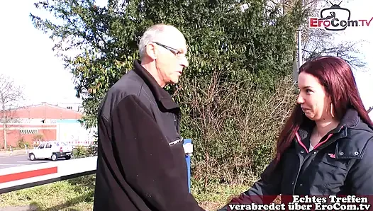 Çirkin yaşlı adam 18 yaşındaki Alman genç arıyor ve onunla sevişiyor