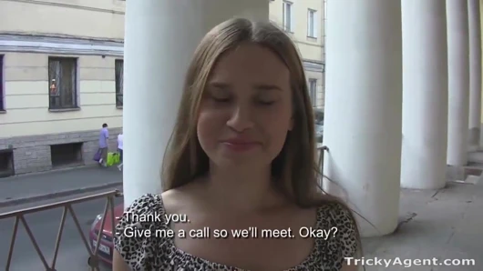 Zor ajan - küçük bir elbise içinde mükemmel bir kıçı olan sarışın!