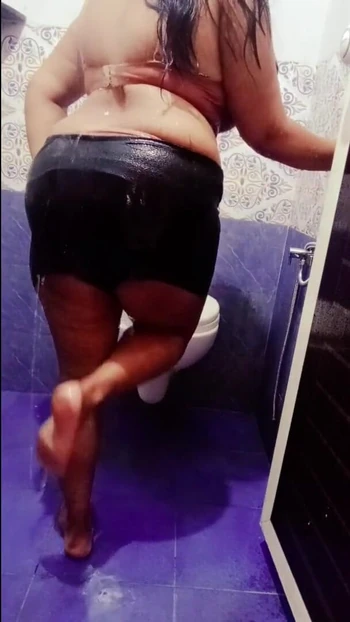 Завораживающий момент из "Индийские сводная сестра Arya в ванной с большими сиськами"