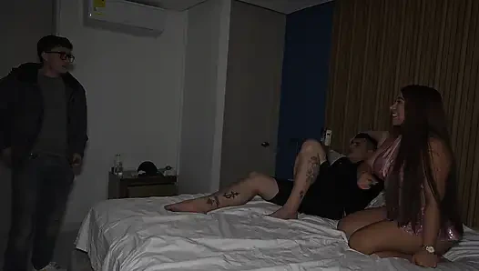 Ben işteyken karım büyük bir yarakla sikişiyor!