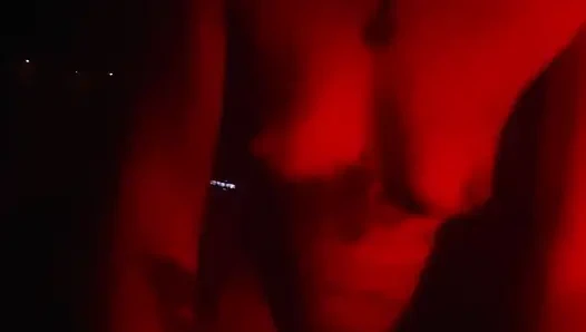 Kampta sıska orta yaşlı seksi kadın emiyor, sikişiyor, fışkırtıyor