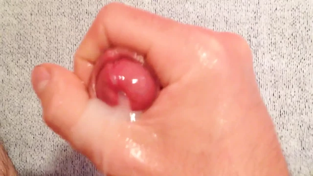 Соло, дрочка № 3, мастурбация и оргазм - молодой намазанный маслом член кончает