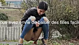 Une pisseuse urine pres dun immeuble