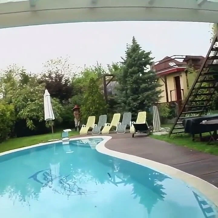 İki kışkırtıcı memeli ve kahverengi saçlı bir fahişe olan karım açık havada ağzına büyük bir yarak alıyor
