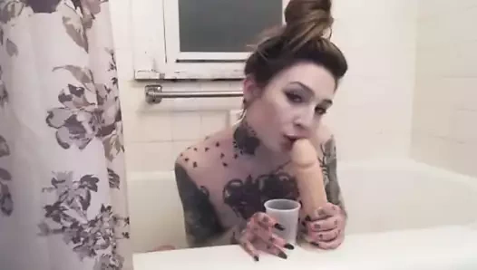 Dövmeli sürtük yarak emiyor