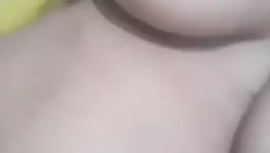 Metres ash gösterilen ona göğüsler ve kedi