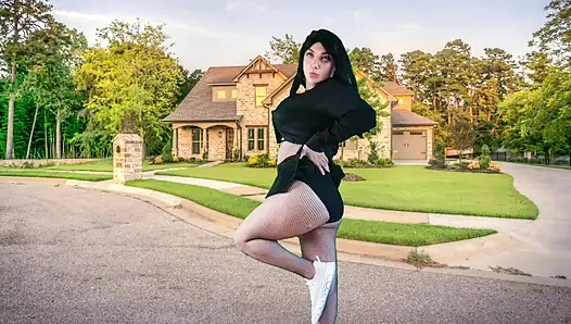 555 femboy tatlı evin önünde açık havada güzel gotik gezgin